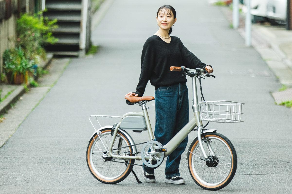 wimo_ebike's tweet photo. 好きなデザイン、好きな色。
これって大事だと思う。
自転車って
デザインもカラーも
「無難」を選びがち。
でも、好きなものを選べば
気分よく乗れる。
通勤や通学は毎日のこと。
お気に入りの一台なら、
ちょっとだけ
楽しく通える。
いつもと違う選択、
してみませんか?
#COOZY #電動アシスト自転車