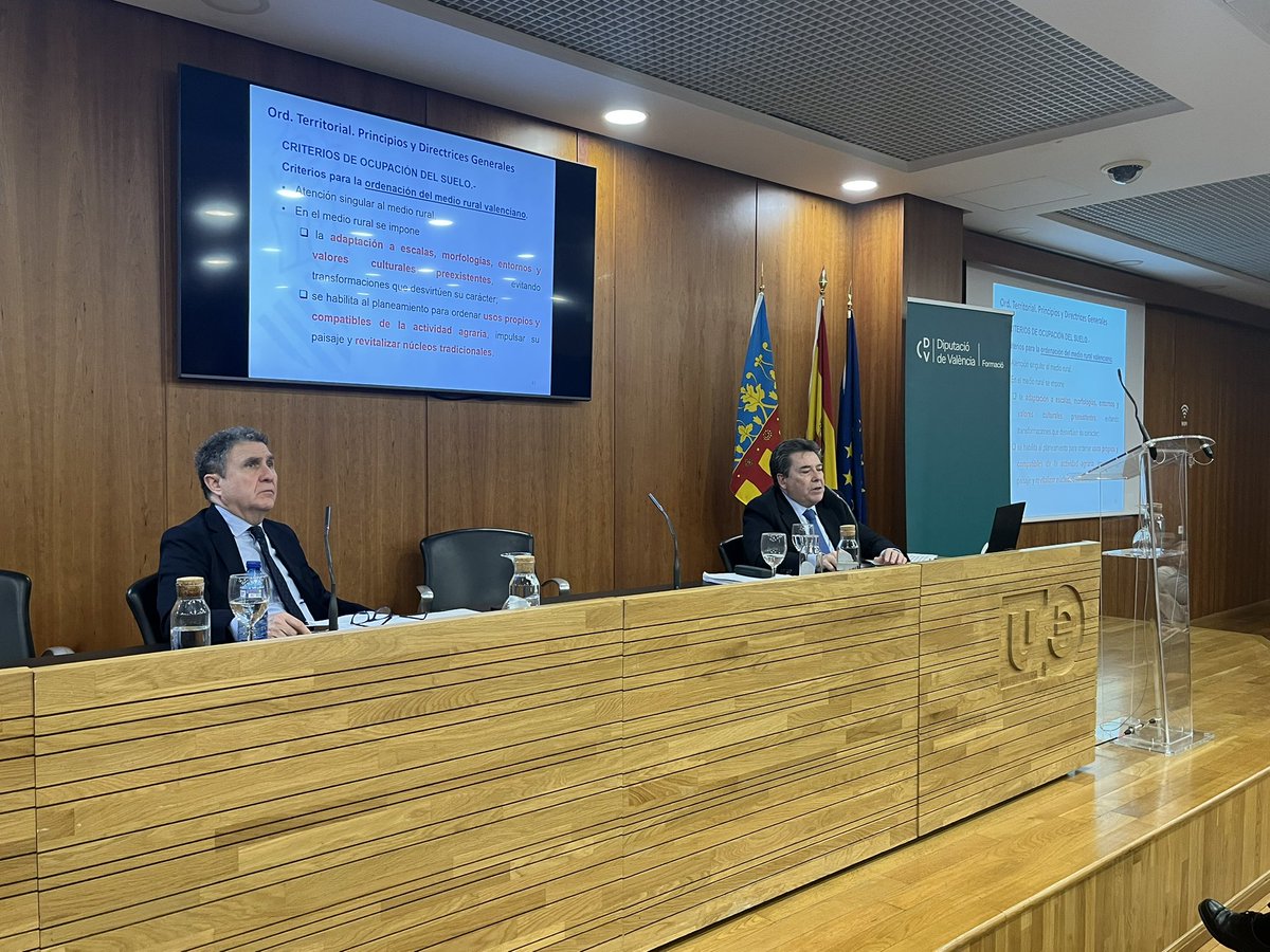 formacioDIVAL's tweet photo. @dipvalencia 🗣️ Continuem amb la conferència d’Emilio Argente. Subdirector General d’Urbanisme i Territori de la @generalitat.

📄 'Un Nou Model d'Ordenació del Territori i Urbanisme com a Eina per a fer Front a les Emergències. Nova Llei del Sól de la Comunitat Valenciana'.

#FormacióDIVAL https://t.co/NUG1iiUWab