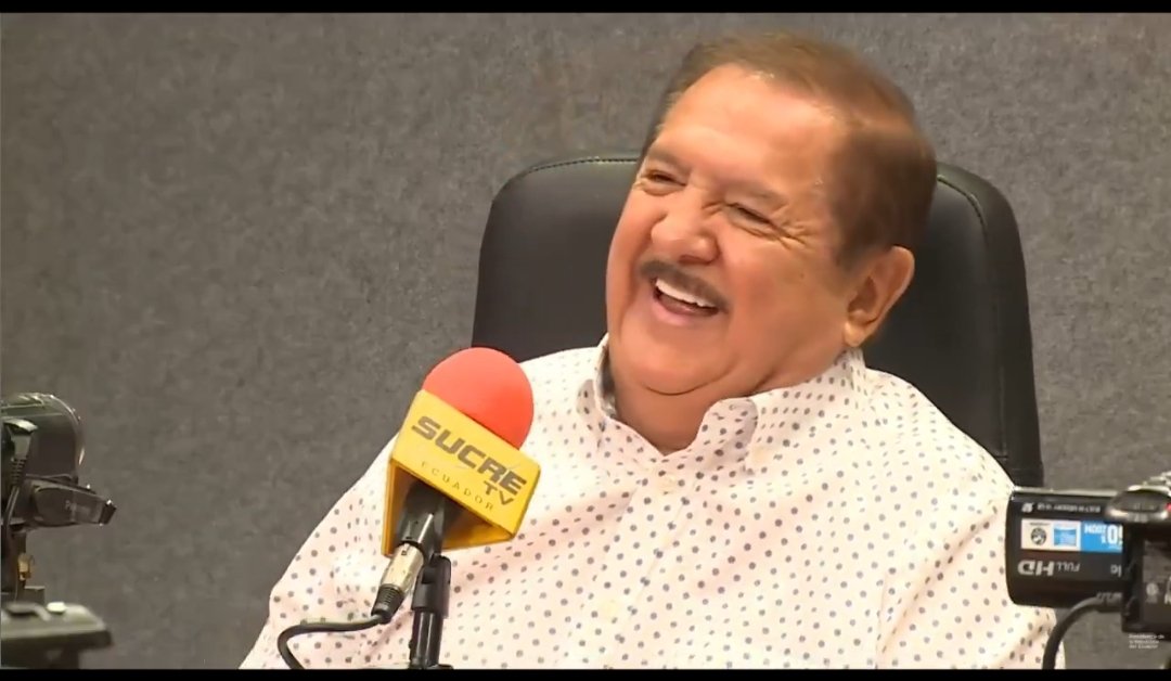 La confiada sonrisa de un miserable perro que sabe que mientras sostenga en el poder al Cartonazgo, él tendrá croquetas que tragar.