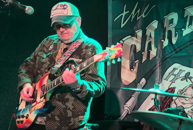 Founding SAXON Guitarist PAUL QUINN Releases New Single With THE CARDS, Announces European Tour blabbermouth.net/news/founding-…