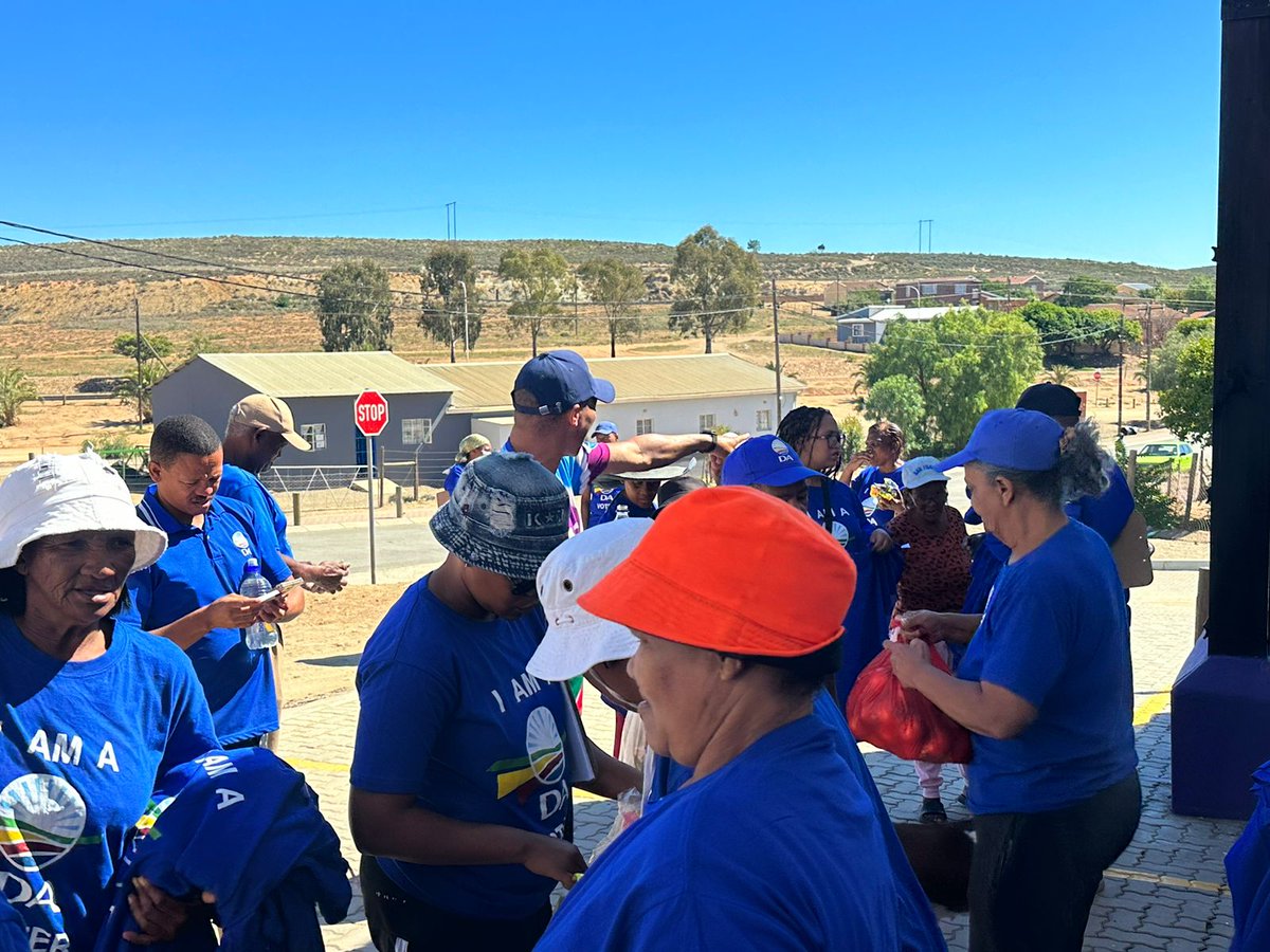WesternCapeDA's tweet photo. 🚀 Die strate van Uniondale Wyk 25 roep weer, en ons is hier daarvoor. Kan jy die vuur-energie in die strate voel?
Ons wil van jou hoor, en ons daag op omdat die regte werk saam met die gemeenskapslede gedoen word.
#StemDA 💙 https://t.co/465hOWzM6b
