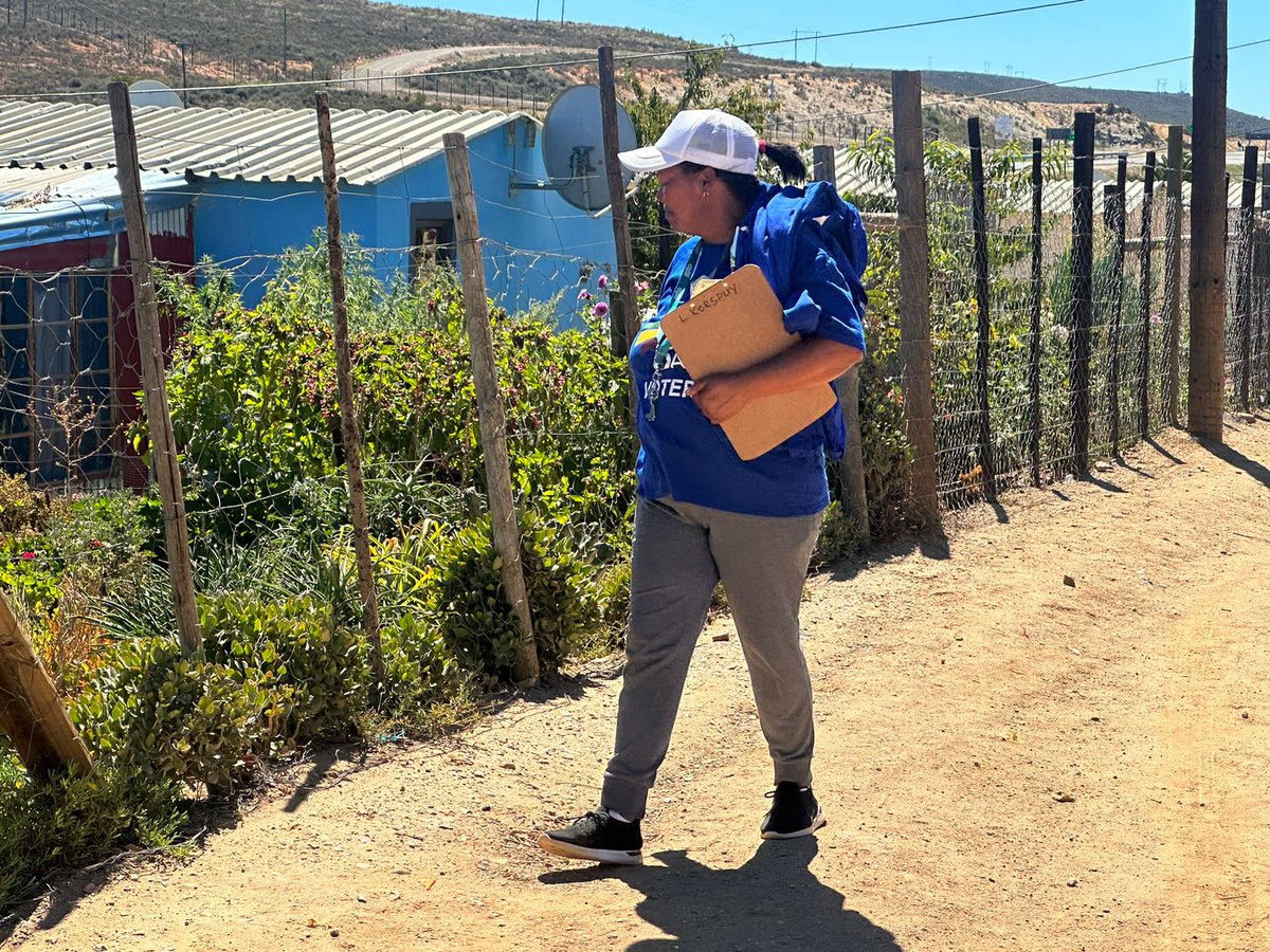 WesternCapeDA's tweet photo. 🚀 Die strate van Uniondale Wyk 25 roep weer, en ons is hier daarvoor. Kan jy die vuur-energie in die strate voel?
Ons wil van jou hoor, en ons daag op omdat die regte werk saam met die gemeenskapslede gedoen word.
#StemDA 💙 https://t.co/465hOWzM6b