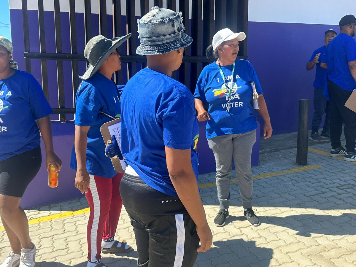 WesternCapeDA's tweet photo. 🚀 Die strate van Uniondale Wyk 25 roep weer, en ons is hier daarvoor. Kan jy die vuur-energie in die strate voel?
Ons wil van jou hoor, en ons daag op omdat die regte werk saam met die gemeenskapslede gedoen word.
#StemDA 💙 https://t.co/465hOWzM6b