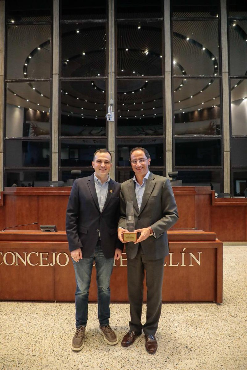 Qué gran noticia para el país. El exministro José Manuel Restrepo <a href="/jrestrp/">José Manuel Restrepo Abondano</a> será la fórmula a vicepresidente de <a href="/ABDELAESPRIELLA/">Abelardo De La Espriella</a>. Tengo el placer de conocerlo y doy fe de su nivel: un técnico, brillante y humano. ¡Una dupla de lujo para Colombia! 🇨🇴