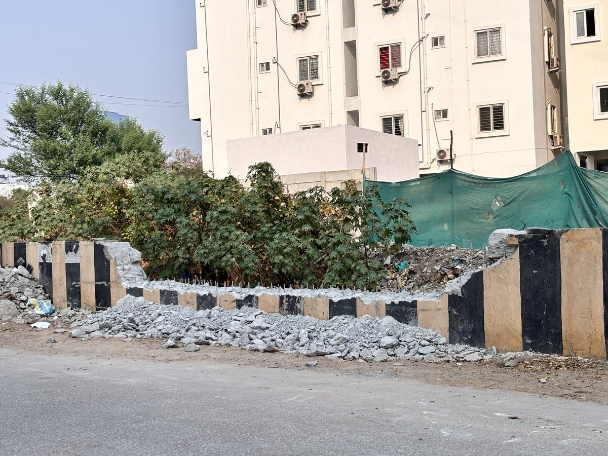 Hyderabadcity14's tweet photo. @DCManikondaGHMC @MC_Cyberabad @ManaManikonda Are u guys sleeping? Flood protect wall getting removed day light on road no 10 Panchavati colony Manikonda. Who gave permission for this? Seriously no idea how bad it will be if floods comes who will be responsible 🙏🏻 https://t.co/sAOQeTGR7p