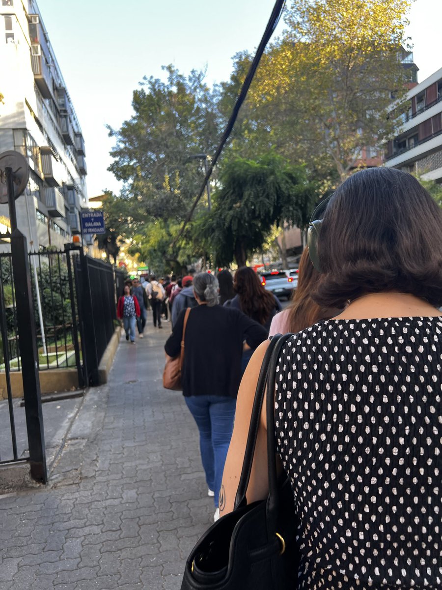 sole7004's tweet photo. @Red_Movilidad Gran aglomeración de personas PC 7 tobalaba, todos esperando la micro C03 y la frecuencia es cada 15 minutos 1 micro, esto es 3 cuadras del paradero https://t.co/6AhN0JqPde