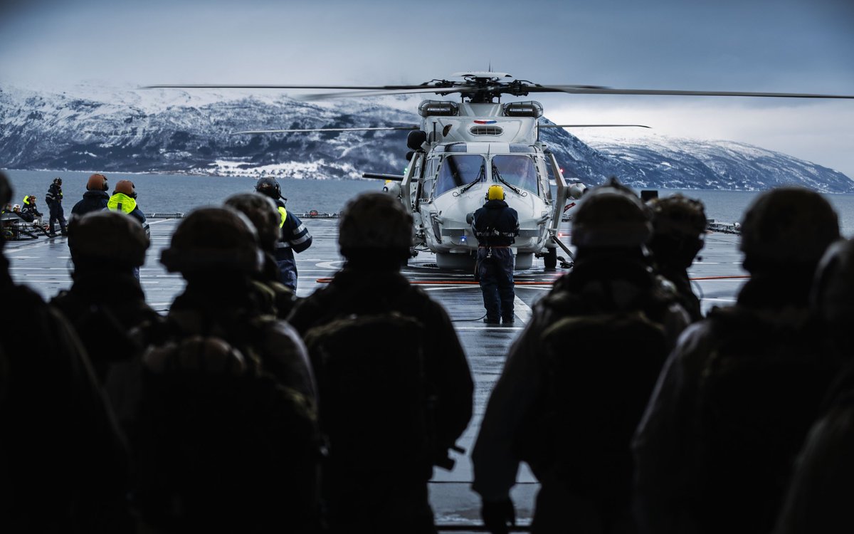 kon_marine's tweet photo. Tijdens #ColdResponse26 trainen 25.000 militairen uit 14 landen in het Hoge Noorden. Zo blijft de NAVO vertrouwd met het gebied en inzetbaar wanneer dat nodig is. 

🇳🇱 draagt bij met mariniers, https://t.co/JJ5CCX3Kc5. Johan de Witt, https://t.co/JJ5CCX3Kc5. Van Amstel en NH90’s. https://t.co/Lu75kOxMU2
