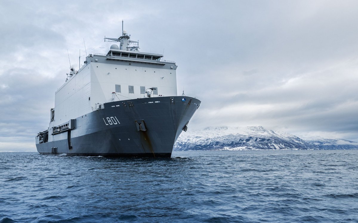 kon_marine's tweet photo. Tijdens #ColdResponse26 trainen 25.000 militairen uit 14 landen in het Hoge Noorden. Zo blijft de NAVO vertrouwd met het gebied en inzetbaar wanneer dat nodig is. 

🇳🇱 draagt bij met mariniers, https://t.co/JJ5CCX3Kc5. Johan de Witt, https://t.co/JJ5CCX3Kc5. Van Amstel en NH90’s. https://t.co/Lu75kOxMU2