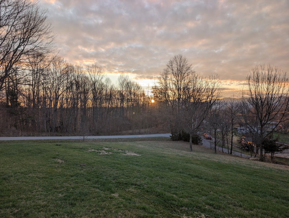 budkath001's tweet photo. Good morning!
#feelslikespring #RYZEcoffeeandsunrise https://t.co/DplJ9WaOn1