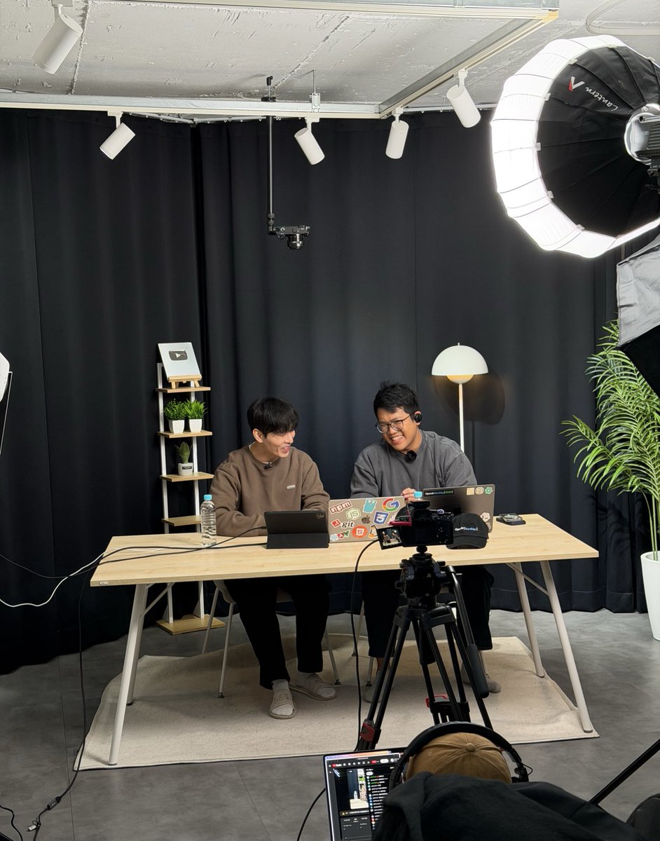 gabrielchua's tweet photo. hi mum, i’m on a livestream https://t.co/PgJOHahntI