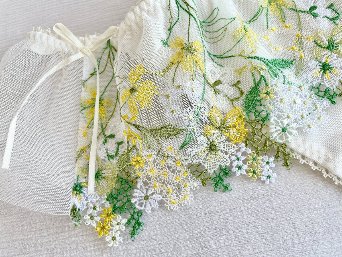 細やかな小花の刺繍に
きゅん🥹🌼🌱 https://t.co/c7WG76BGlI