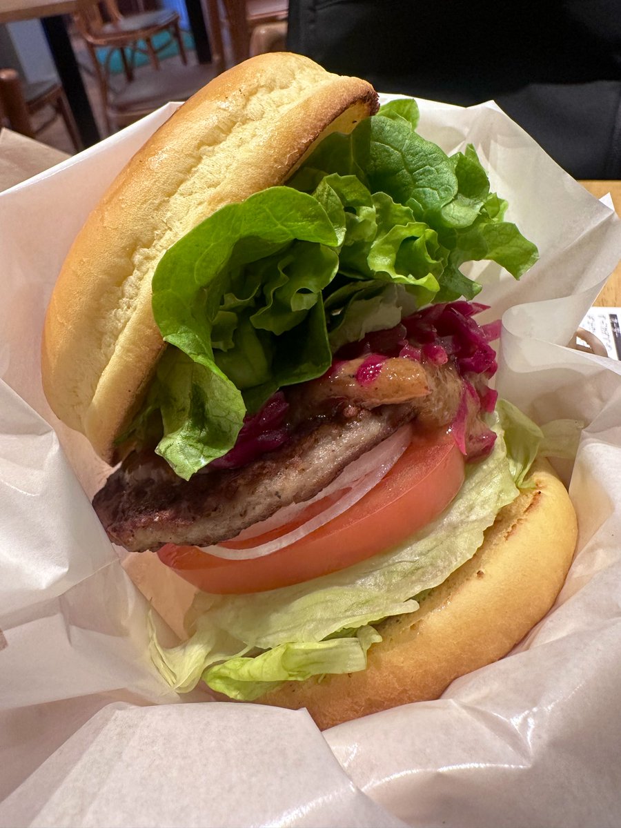 trina_flute's tweet photo. 久しぶりフレッシュネスバーガー🍔
野菜摂れて幸🥬 https://t.co/Pde76Aee9K