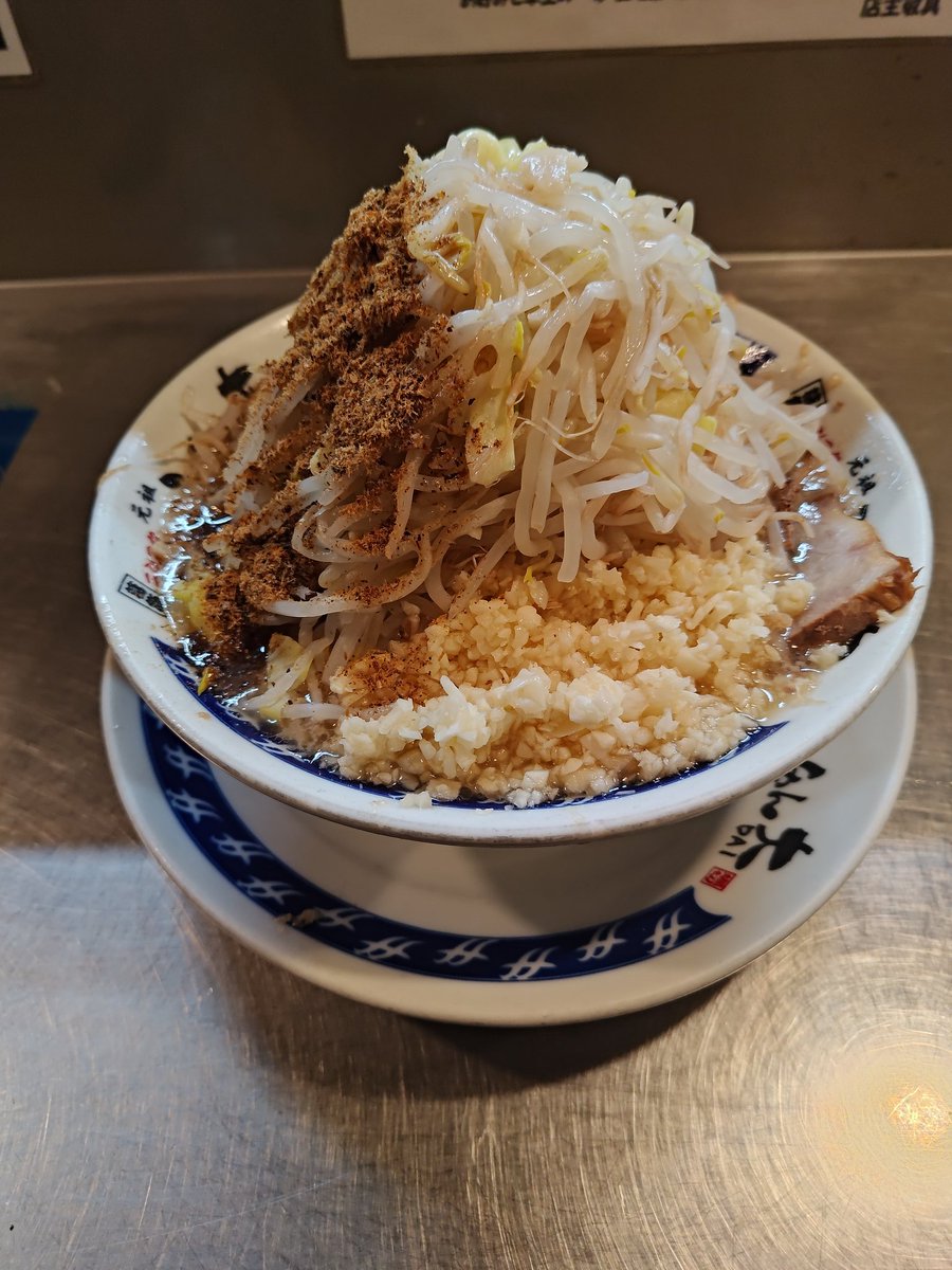 takeyakou's tweet photo. 蒲田 ラーメン大
塩らーめん(麺少な目)＋魚粉
コールはニンニクマシマシ野菜多め
いつもの店でいつものメニューは安心安定の美味しさ。
#ラーメン
#食レポ https://t.co/I1i2xqcZ4L