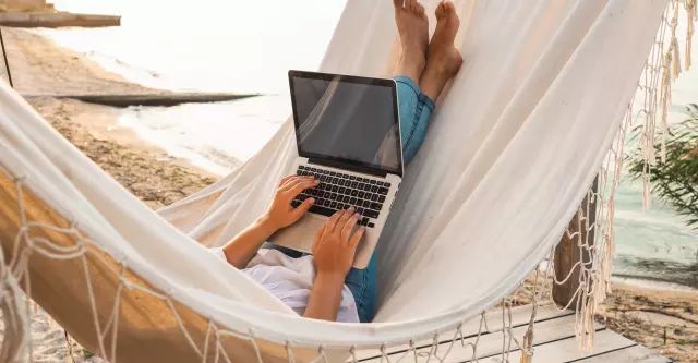 wonenonline's tweet image. 𝗘𝗲𝗻 𝗵𝗮𝗻𝗴𝗺𝗮𝘁 𝗶𝘀 𝗻𝗶𝗲𝘁 𝗮𝗹𝗹𝗲𝗲𝗻 𝘃𝗼𝗼𝗿 𝗱𝗲 𝘇𝗼𝗺𝗲𝗿

Van ontspannen in de tuin tot cocoonen in de woonkamer. Een hangmat werkt in elk seizoen en zelfs zonder bomen dankzij een standaard. 

buff.ly/W1oXdZl

#tuin #hangmat #tuinmeubelen #buitenleven