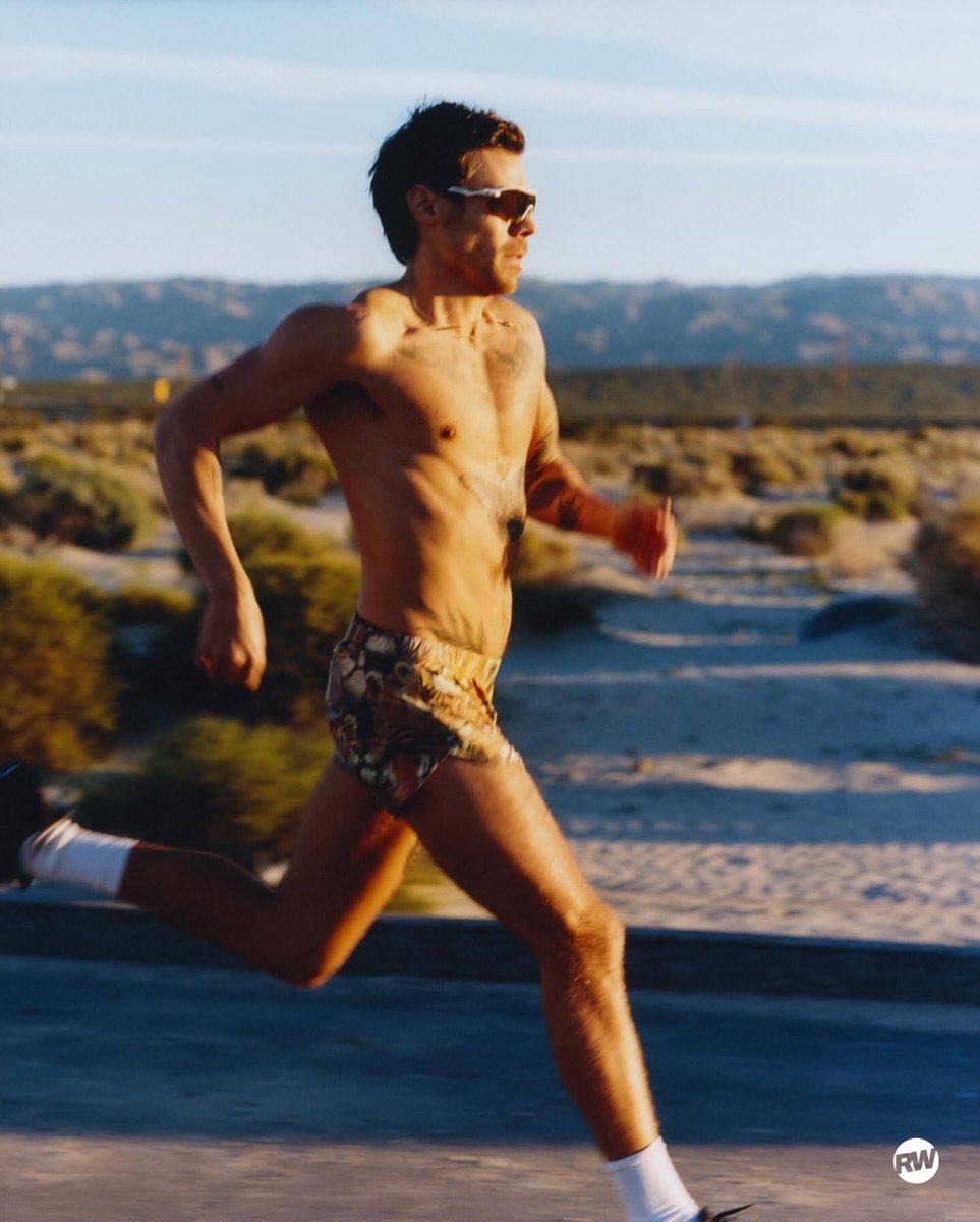 Since 1D days, Harry has always been involved in sports, but currently running is what he identifies with the most.🏃
#HarryStyles #RunnersWorld