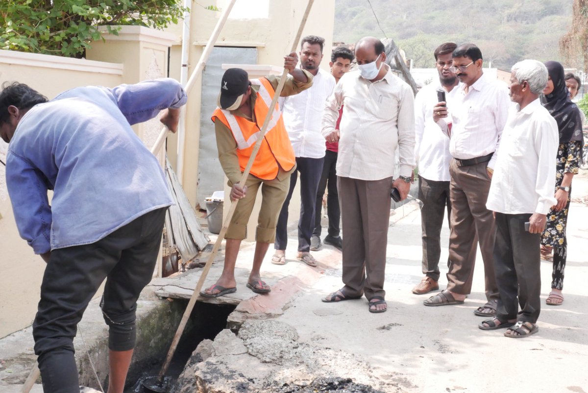 MC_Mahabubnagar's tweet photo. As part of the #PrajapalanaPragatiPranalika under #99DaysActionPlan program, a special sanitation drive 🧹♻️ was conducted today in Wards 23, 49, 51, 26, 14 & 35 under the #Mahabubnagar Municipal Corporation. 

The drive was carried out in the presence of the Hon’ble Mayor @GummalaMamtha garu, @MC_Mahabubnagar - Ramanjula Reddy garu, ward corporators, municipal staff & 120+ dedicated volunteers🤝

Together they actively participated in cleaning public areas and spreading awareness on maintaining hygiene & #sanitation. This initiative reflects the commitment of the administration and citizens towards #sustainable_Mahabubnagar 🌿🏙️

#SanitationDrive #CleanMahabubnagar #SwachhMahabubnagar #swachhsurvekshan2025 #TelanganaRising2047 #PublicGovernance #TelanganaDevelopment
@RoopaMishra77 @SwachhBharatGov @SwachhBharat @MoHUA_India @palamuru @tksreedevi @cdmatelangana @Collector_MBNR @ACLB_MBNR @SBMU_Telangana @ecowarriorind