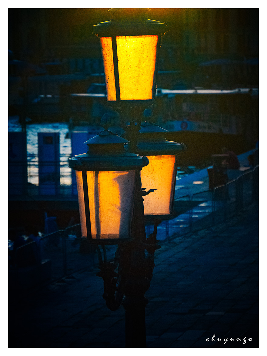 clodofclay's tweet photo. Replying to
@DailyPicTheme2
#Aureolin #DailyPictureTheme
Lamp post in Venice in the evening sun. https://t.co/YVeTKt4Mpy
