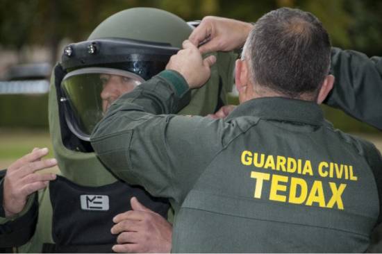 guardiacivil's tweet photo. #ConsejosGC | ¡Si encuentras un proyectil, no lo toques! ⚠️⚠️
Aunque parezca antiguo o esté oxidado, sigue siendo peligroso y puede explotar💣🚫
✅ Señaliza la zona para que otros no se acerquen.
✅ Asegúrate de que el objeto siga visible.
✅ ¡Aléjate y avísanos! 👮♂️📞
#TEDAX #HallazgoExplosivos