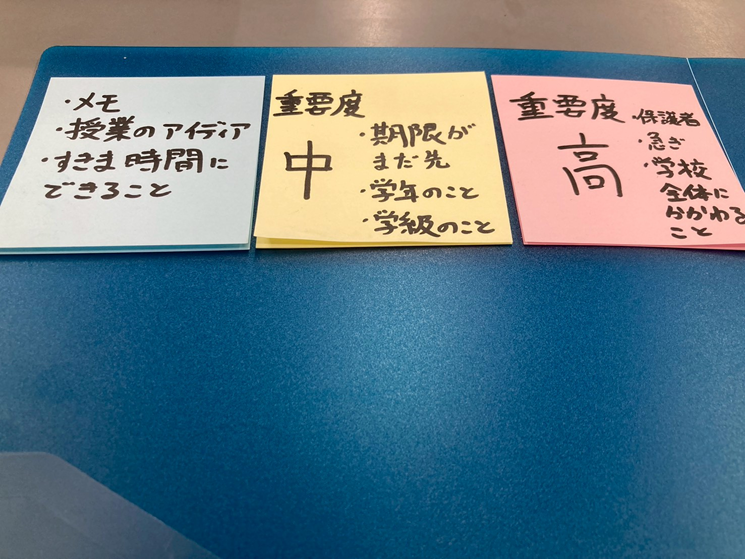 isshi_ec's tweet photo. 教員お役立ちスキル 11日目
【ファイル活用法】

超シゴデキ先生がやってたファイルの工夫。
・表紙の裏に3色の付箋
　→重要度別のメモがいつでも可能に
・裏にクリアファイル
　→とっさに預かったプリントなどにも対応

たったこれだけで生産性や仕事の効率が爆上がりです👍
#教員お役立ちスキル https://t.co/gYKi1sJxH2