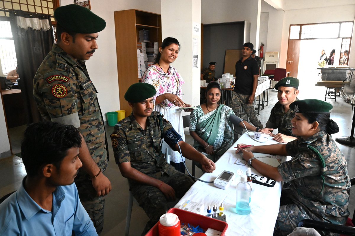 208CoBRA_CRPF's tweet photo. कार्यक्रम में बल केअधिकारियों और जवानों ने स्वेच्छा से रक्तदान किया तथा विशेषज्ञ डॉक्टरों ने स्वास्थ्य जांच,निःशुल्क परामर्श, उपचार एवं दवाएं प्रदान कीं। शिविर परिसर के आस-पास के गांवों और कस्बों से आए ग्रामीणों ने मुफ्त उपचार का लाभ उठाया और इस जन-कल्याण कार्यक्रम को सफल बनाया। https://t.co/qNzaS14vly