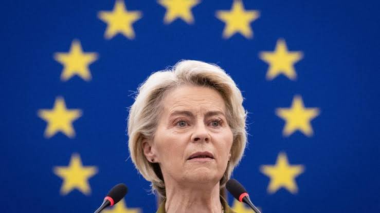 Grouchenka2's tweet photo. 🔘🇪🇺🇷🇺🇭🇺

Orbán, moqué pour sa dépendance au gaz russe, apparaît maintenant comme le seul à avoir anticipé la catastrophe énergétique ; il presse l’UE de lever les sanctions pour stopper la flambée des prix et protéger les ménages européens.

Alors que l'Union européenne souhaite stopper toutes les importations de gaz en provenance de Russie en 2027, 

Vladimir Poutine affirme que la Russie pourrait cesser dès maintenant ses livraisons de gaz vers les marchés européens, au lieu d’attendre un mois comme le souhaite l’UE, et réorienter ses exportations vers des marchés jugés plus prometteurs.

🗣️ L’Union européenne a joué les gros bras, a claqué la porte au gaz russe, a juré que « jamais plus » du gaz russe !

Résultat en 2026 : on gèle, les usines tournent au ralenti, les factures explosent et on mendie discrètement des livraisons de gaz russe via des pays tiers.

🗣️Bravo les champions du courage de salon : vous avez sanctionné, la Russie… et c’est le peuple européen qui paie l’addition !