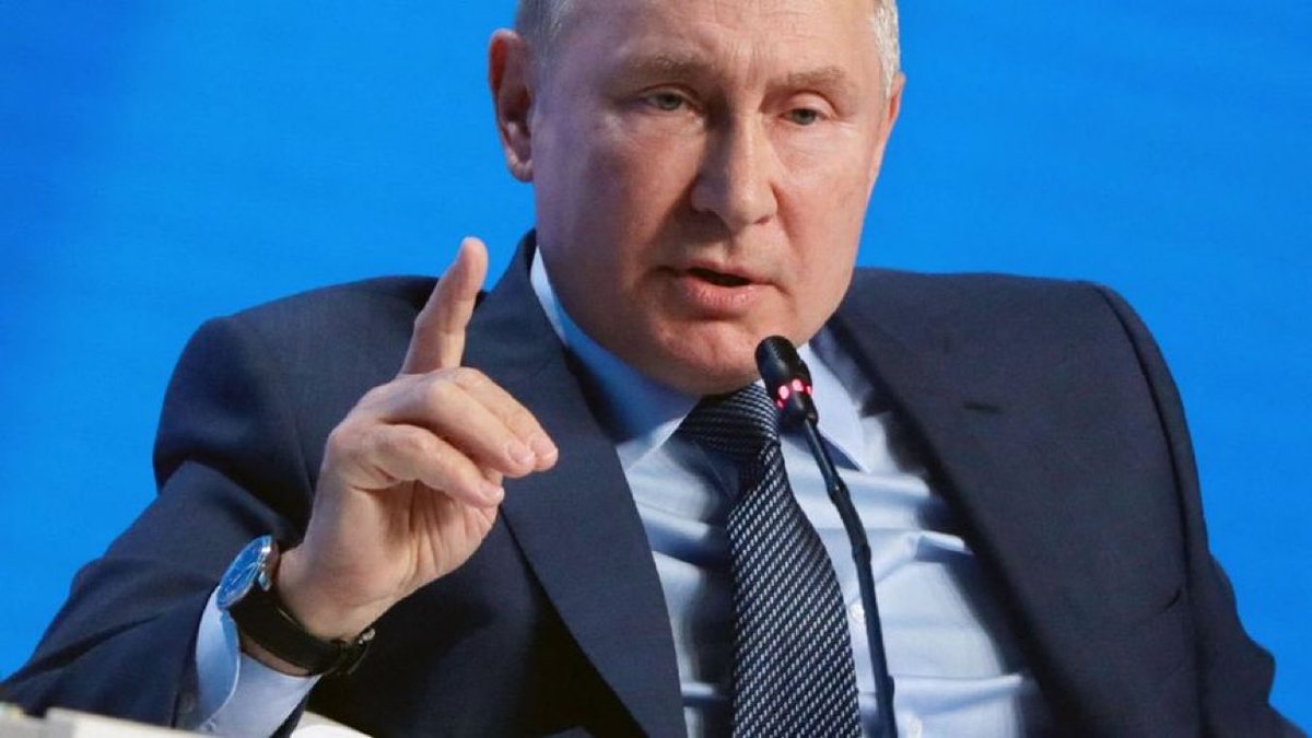Grouchenka2's tweet photo. 🔘🇪🇺🇷🇺🇭🇺

Orbán, moqué pour sa dépendance au gaz russe, apparaît maintenant comme le seul à avoir anticipé la catastrophe énergétique ; il presse l’UE de lever les sanctions pour stopper la flambée des prix et protéger les ménages européens.

Alors que l'Union européenne souhaite stopper toutes les importations de gaz en provenance de Russie en 2027, 

Vladimir Poutine affirme que la Russie pourrait cesser dès maintenant ses livraisons de gaz vers les marchés européens, au lieu d’attendre un mois comme le souhaite l’UE, et réorienter ses exportations vers des marchés jugés plus prometteurs.

🗣️ L’Union européenne a joué les gros bras, a claqué la porte au gaz russe, a juré que « jamais plus » du gaz russe !

Résultat en 2026 : on gèle, les usines tournent au ralenti, les factures explosent et on mendie discrètement des livraisons de gaz russe via des pays tiers.

🗣️Bravo les champions du courage de salon : vous avez sanctionné, la Russie… et c’est le peuple européen qui paie l’addition !
