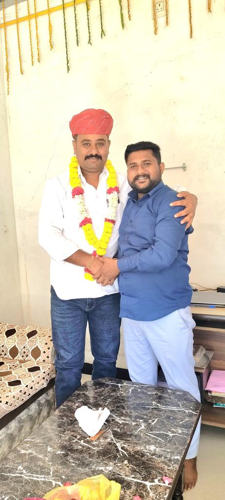 GajeSinghVediya's tweet photo. NSUI सिरोही के पूर्व जिलाध्यक्ष मित्र भाई रितिक मेघवाल के निवास जावाल सिरोही में मिलना हुआ व उनके द्वारा दिए मान सम्मान के आभार धन्यवाद l @RitikKumarMegh1
@HemantD17728228

#gajesinghvediya #ahore #jalore https://t.co/m1KzrV6Nft