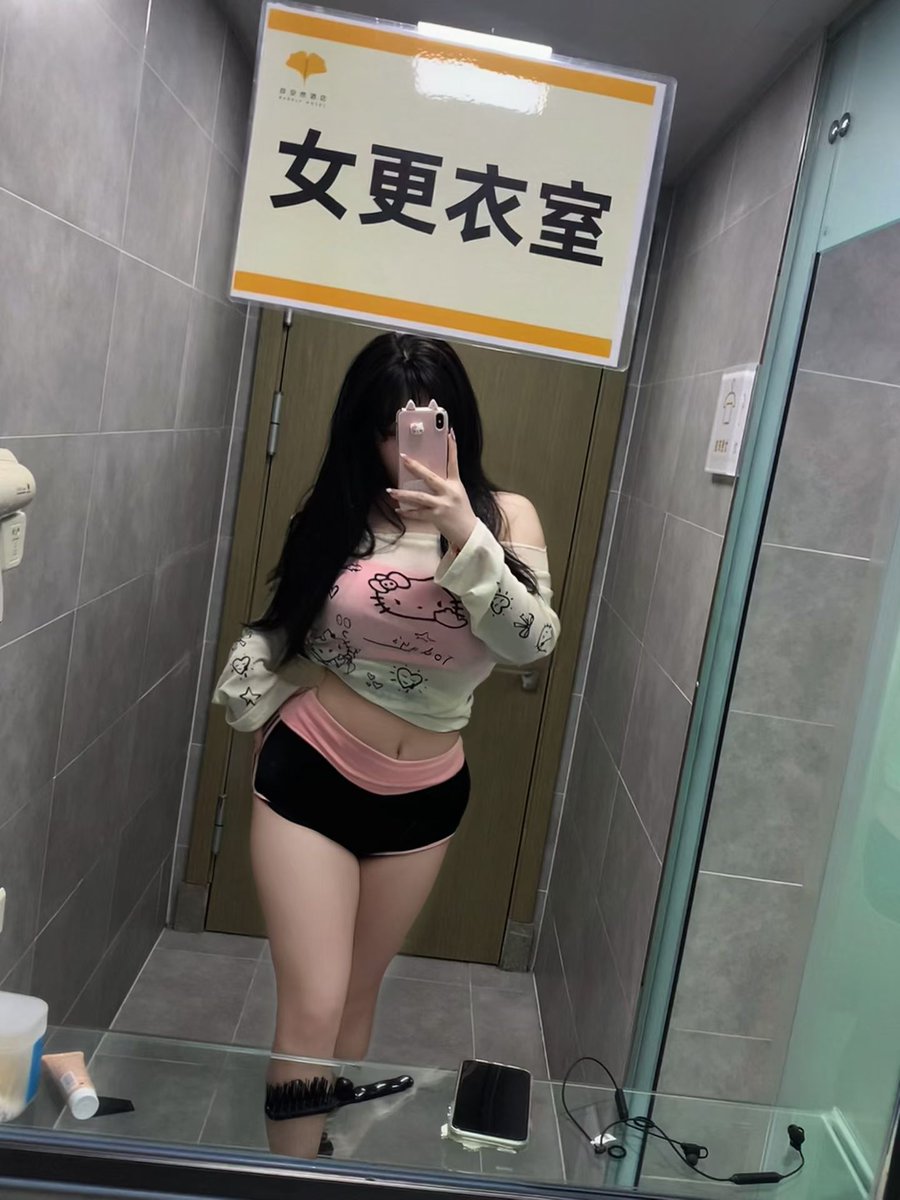caq121015's tweet photo. 昨天健身房看到一个女生，她呆呆的，什么不太会，只能自己在角落里默默爬坡，器械都不会用只能用错误的姿势乱练，对了我有这女生微信，谁能帮帮她 https://t.co/HydbYt3WUo