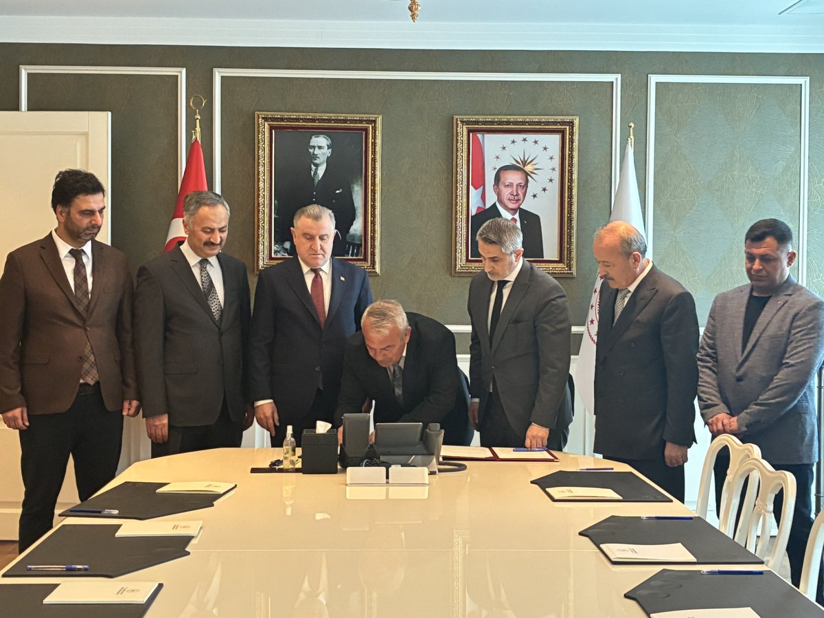 MehmetTaytakMHP's tweet photo. Afyonkarahisar’ımıza Gençlik ve Spor Alanında İki Büyük Müjde

Afyonkarahisar’ımıza gençlerimiz ve spor camiamız için iki önemli yatırımın müjdesini paylaşmanın mutluluğunu yaşıyoruz.

Erenler Gençlik Merkezi ile gençlerimizin spor, kültür ve sosyal alanlarda kendilerini geliştirebilecekleri modern bir yaşam alanını şehrimize kazandırıyoruz. 

Taşoluk Yatılı Kamp Spor Eğitim Merkezi
ile de kadim güreş geleneğimizi yaşatacak, sporcularımıza konforlu ve nitelikli bir eğitim ortamı sunacak önemli bir tesisin temelini atıyoruz.

Projelerimizin sözleşmelerini; Gençlik ve Spor Bakanımız Osman Aşkın Bak, Anayasa Mahkemesi Üyesi hemşehrimiz Yılmaz Akçil, Spor Toto Teşkilat Başkanımız Mehmet Ata Öztürk, Afyonkarahisar Gençlik ve Spor İl Müdürlüğü İl Müdürümüz Nedim Aslan ve Taşoluk Belediye Başkanımız Bilgin Özen ile birlikte imzaladık.

Afyonkarahisar’ımıza ve gençlerimize hayırlı olsun.