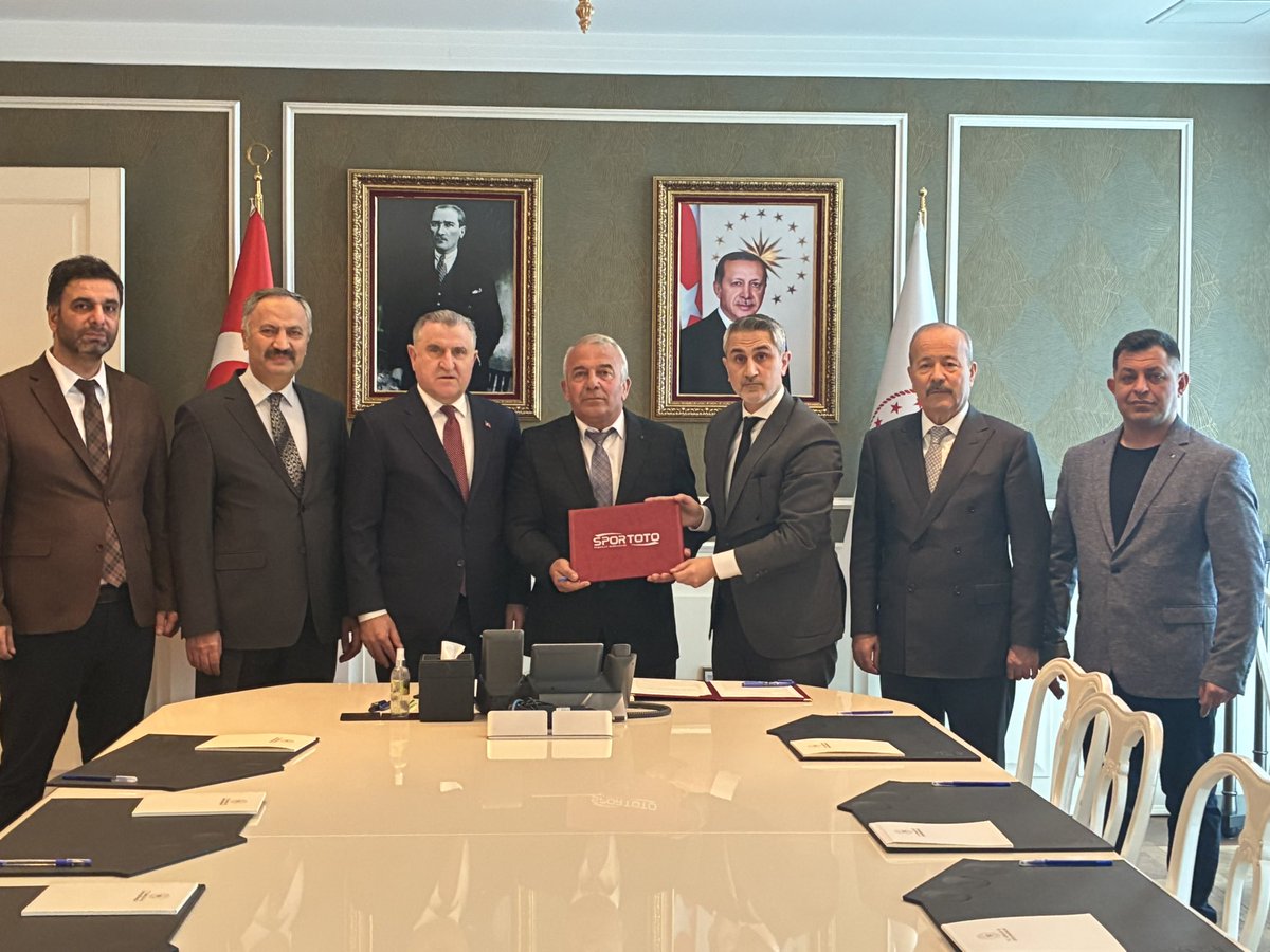 MehmetTaytakMHP's tweet photo. Afyonkarahisar’ımıza Gençlik ve Spor Alanında İki Büyük Müjde

Afyonkarahisar’ımıza gençlerimiz ve spor camiamız için iki önemli yatırımın müjdesini paylaşmanın mutluluğunu yaşıyoruz.

Erenler Gençlik Merkezi ile gençlerimizin spor, kültür ve sosyal alanlarda kendilerini geliştirebilecekleri modern bir yaşam alanını şehrimize kazandırıyoruz. 

Taşoluk Yatılı Kamp Spor Eğitim Merkezi
ile de kadim güreş geleneğimizi yaşatacak, sporcularımıza konforlu ve nitelikli bir eğitim ortamı sunacak önemli bir tesisin temelini atıyoruz.

Projelerimizin sözleşmelerini; Gençlik ve Spor Bakanımız Osman Aşkın Bak, Anayasa Mahkemesi Üyesi hemşehrimiz Yılmaz Akçil, Spor Toto Teşkilat Başkanımız Mehmet Ata Öztürk, Afyonkarahisar Gençlik ve Spor İl Müdürlüğü İl Müdürümüz Nedim Aslan ve Taşoluk Belediye Başkanımız Bilgin Özen ile birlikte imzaladık.

Afyonkarahisar’ımıza ve gençlerimize hayırlı olsun.