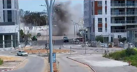 DefenseMirror's tweet image. Iranian Cluster Missile Strike Kills One in Central Israel::

defensemirror.com/news/41289/Ira…

#Israel #Iran #MissileAttack #ClusterMissile #IsraelIranConflict #MiddleEastConflict #Hezbollah #BreakingNews #IsraelUnderAttack #DefenseNews