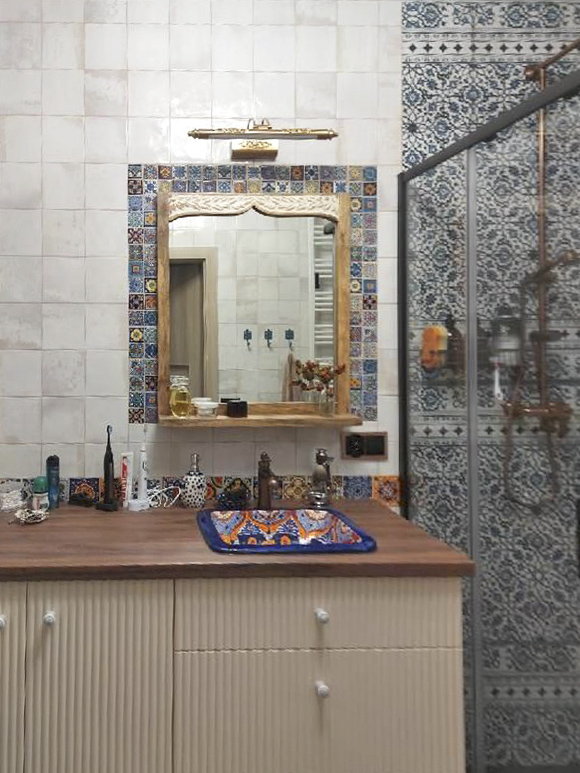 CeramesIT's tweet image. Bagno stupendo in stile messicano! 😍
✨ Tonito – cornice specchio colorata
✨ Dina – lavabo a incasso dipinto a mano
🔗 Tonito: cerames.it/tonito-patchwo…
🔗 Dina: cerames.it/dina-talavera-…
#cerames #bagno #bathroomdesign