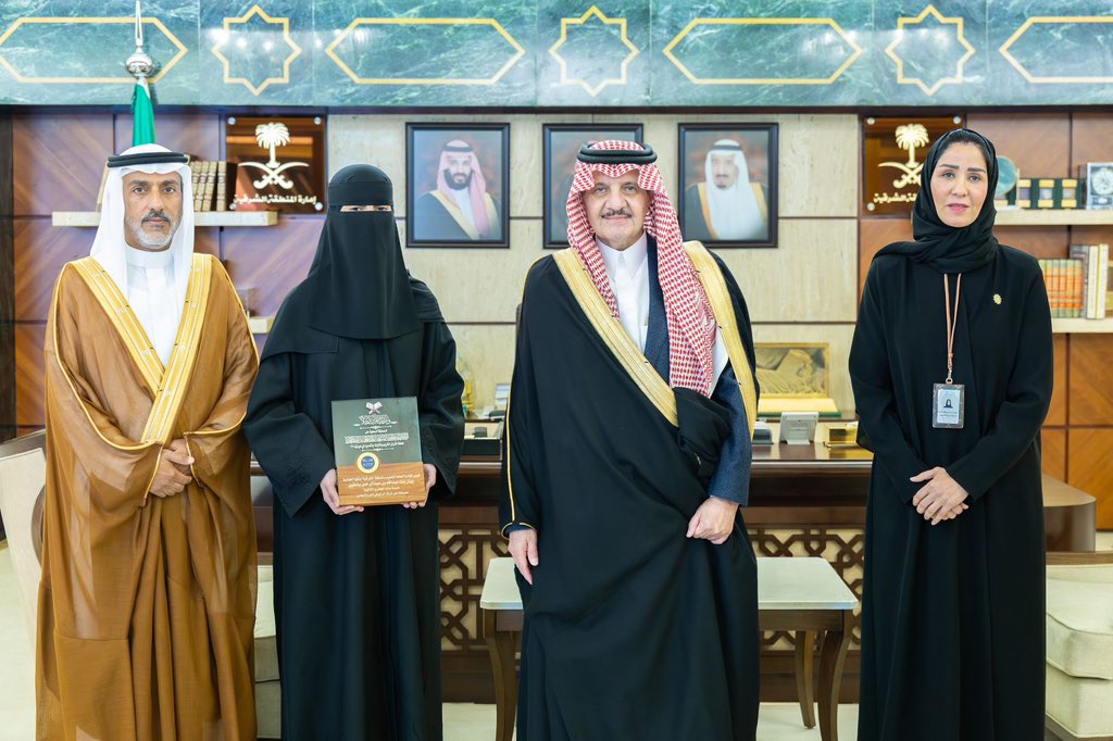 MOE_EPR's tweet photo. استقبل صاحب السمو الملكي الأمير سعود بن نايف بن عبدالعزيز أمير المنطقة الشرقية مدير عام التعليم، حيث كرّم سموه الطالب تميم العنزي لحصوله على المركز الأول والطالبة بيان باعقيل لحصولها على المركز الرابع في الجائزة المحلية لمسابقة خادم الحرمين الشريفين الملك سلمان بن عبدالعزيز لحفظ القرآن الكريم وتلاوته وتفسيره في دورتها ٢٧، وذلك تقديراً لتميّزهما وتشجيعاً للاهتمام بكتاب الله الكريم وتعظيم مكانته في نفوس أبنائنا وبناتنا الطلبة.

#تعليم_الشرقية