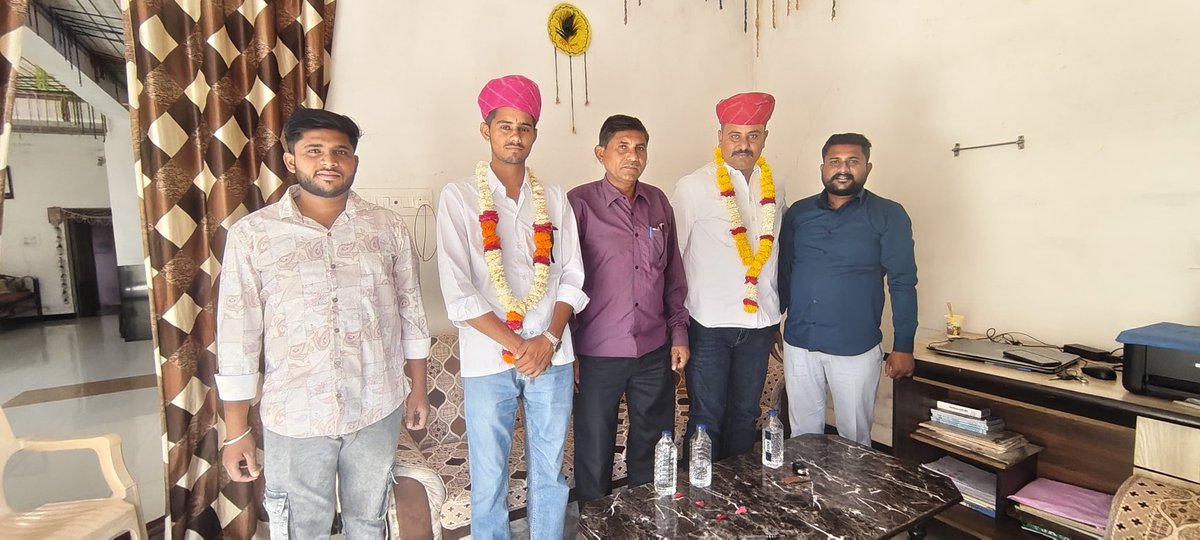 HemantD17728228's tweet photo. 📍जावाल
कल सिरोही NSUI के पूर्व जिलाध्यक्ष व प्रदेश महासचिव बड़े भाई श्री रितिक मेघवाल जी के निजी आवास पर मान सम्मान देने के लिए आभार एवं धन्यवाद।।
@VinodJakharIN
@RitikKumarMegh1 @GajeSinghVediya @NSUIRajasthan @nsui https://t.co/NfjajDUn9a