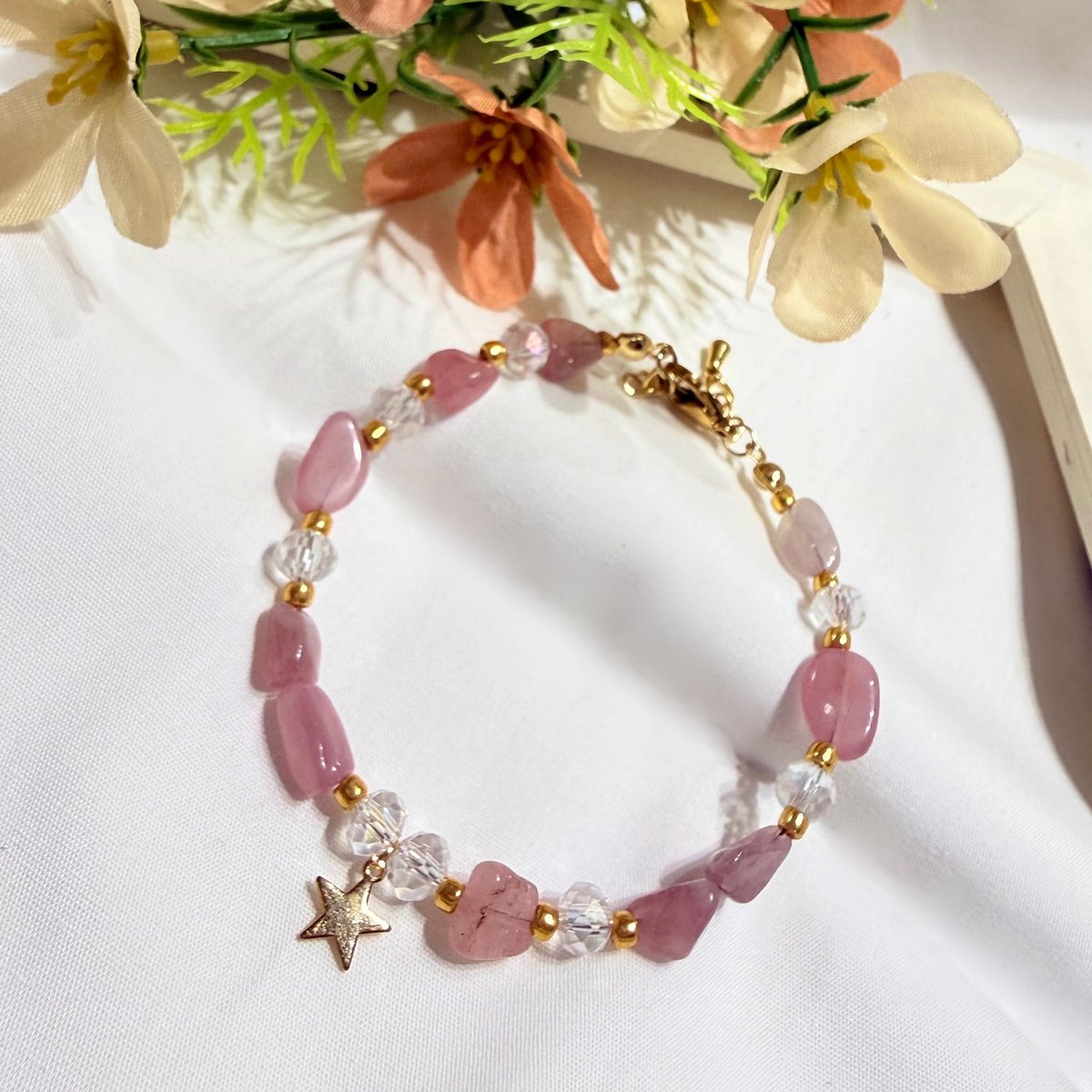 AnCIgnite's tweet photo. new item...

・柔らかいピンク色の天然石とビーズのブレスレット

・オーロラクリアビーズ×パール×クラゲチャームのネックレス

ぜひショップでご覧下さい！

https://t.co/JTTn5OmcuM

#ハンドメイドアクセサリー
 #ハンドメイドアクセサリー販売
#シルバーアクセサリー 
#BASE https://t.co/7EDmaizk3J