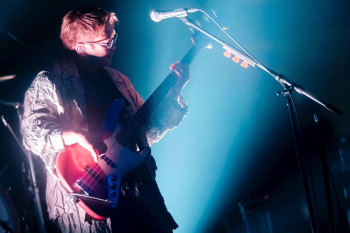 maedaya_olive's tweet photo. 昨日のライブの瞬間瞬間を縁取ってくれた写真を見て今、感じていることを書きます。

初日ライブから24時間ほど経って本当にレミオロメンが動き始めたんだと実感しています！
昨日のことを思い出すたび、レミオロメンは僕ら3人だけのものじゃないんだなと確実に感じています。
僕らの音楽を聞いてくれた人、支えてくれた人、レミオロメンは、みんなのモノなんだなと。
そんなとても大切な気持ちに気づかせてくれた、メンバーやスタッフ、そして応援してくださるみなさまに心より感謝申し上げます🙇ありがとね😭

引き続きメンバー&スタッフ盛り盛り盛り上げていきますのでレミオロメンとこれからもいっぱい遊んでくださいね💕

みなさん本当にありがとうございました🍻

田中聖太郎さん@seitaro_tanaka 撮影ありがとうございました🍻

ではではまたすぐに🍻前田啓介🍻