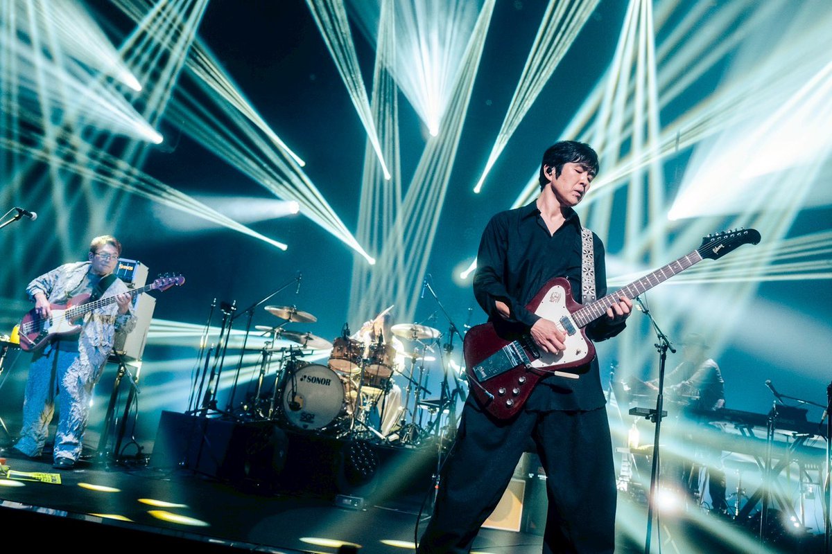 maedaya_olive's tweet photo. 昨日のライブの瞬間瞬間を縁取ってくれた写真を見て今、感じていることを書きます。

初日ライブから24時間ほど経って本当にレミオロメンが動き始めたんだと実感しています！
昨日のことを思い出すたび、レミオロメンは僕ら3人だけのものじゃないんだなと確実に感じています。
僕らの音楽を聞いてくれた人、支えてくれた人、レミオロメンは、みんなのモノなんだなと。
そんなとても大切な気持ちに気づかせてくれた、メンバーやスタッフ、そして応援してくださるみなさまに心より感謝申し上げます🙇ありがとね😭

引き続きメンバー&スタッフ盛り盛り盛り上げていきますのでレミオロメンとこれからもいっぱい遊んでくださいね💕

みなさん本当にありがとうございました🍻

田中聖太郎さん@seitaro_tanaka 撮影ありがとうございました🍻

ではではまたすぐに🍻前田啓介🍻