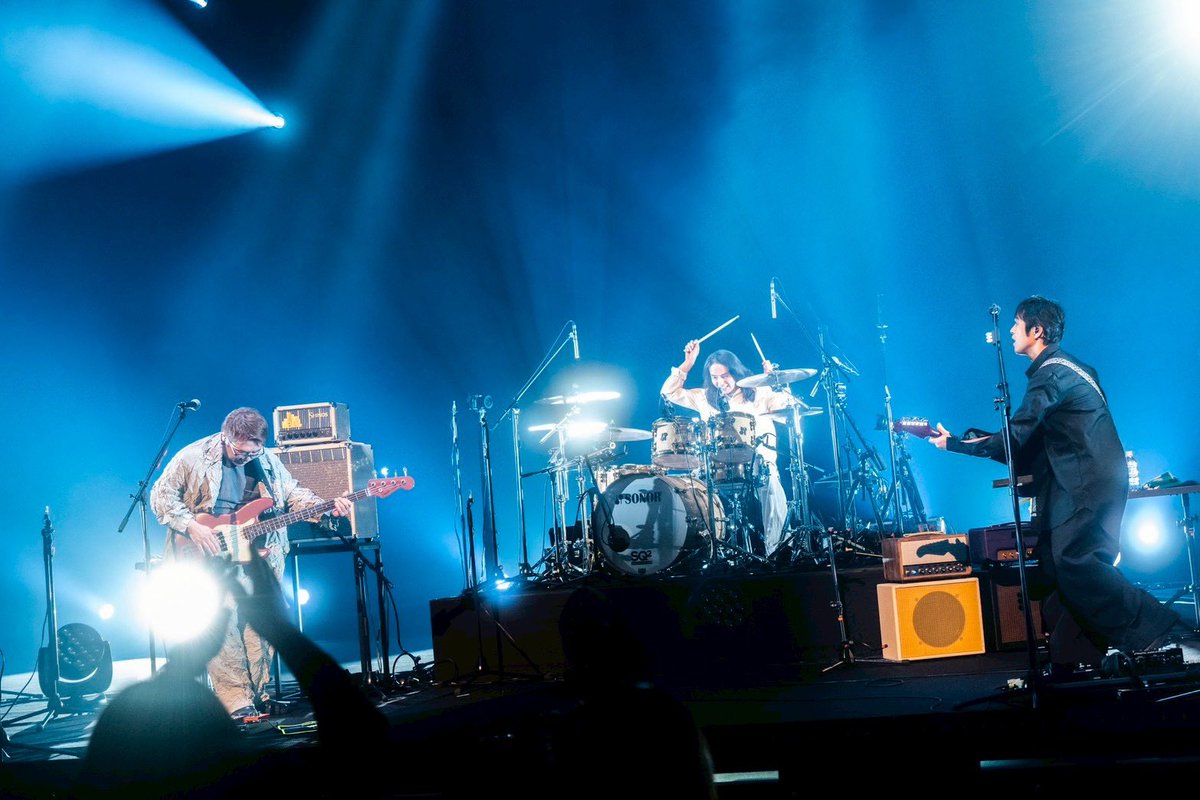 maedaya_olive's tweet photo. 昨日のライブの瞬間瞬間を縁取ってくれた写真を見て今、感じていることを書きます。

初日ライブから24時間ほど経って本当にレミオロメンが動き始めたんだと実感しています！
昨日のことを思い出すたび、レミオロメンは僕ら3人だけのものじゃないんだなと確実に感じています。
僕らの音楽を聞いてくれた人、支えてくれた人、レミオロメンは、みんなのモノなんだなと。
そんなとても大切な気持ちに気づかせてくれた、メンバーやスタッフ、そして応援してくださるみなさまに心より感謝申し上げます🙇ありがとね😭

引き続きメンバー&スタッフ盛り盛り盛り上げていきますのでレミオロメンとこれからもいっぱい遊んでくださいね💕

みなさん本当にありがとうございました🍻

田中聖太郎さん@seitaro_tanaka 撮影ありがとうございました🍻

ではではまたすぐに🍻前田啓介🍻
