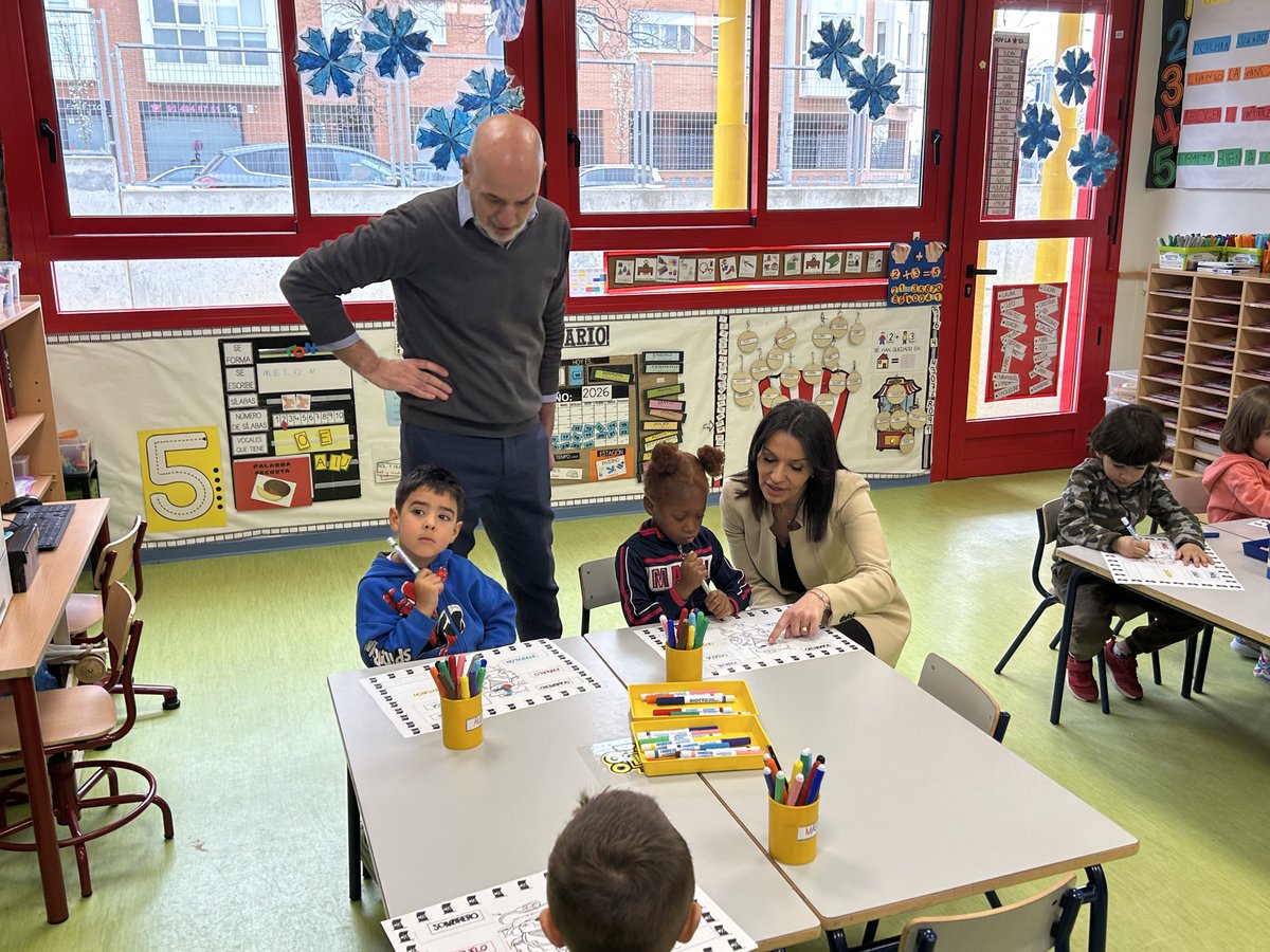 MMZarzalejo's tweet photo. Hoy hemos visitado el colegio público María de Villota de #VilladeVallecas para anunciar que la @ComunidadMadrid abre desde mañana miércoles 11 y hasta el 25 de marzo el plazo de solicitud de admisión de alumnos para el curso 2026/27.

Éste es uno de los 49 nuevos centros que el año que viene impartirán el primer curso de Secundaria, un modelo que ya se extiende a 101 colegios.