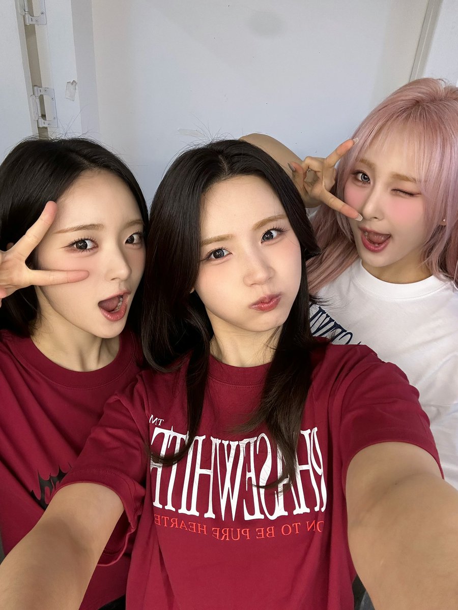 #사랑스럽지윤 

☝️,✌️,👌, 찰칵!📸

#ICHILLIN #아이칠린 #JIYOON #지윤