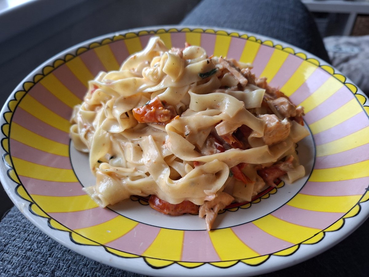 Nijntje31's tweet photo. Verse tagliatelle,  verse zalm met zongedroogde tomaatjes in roomsaus...c'est magnefique https://t.co/M0BUPbrs4w