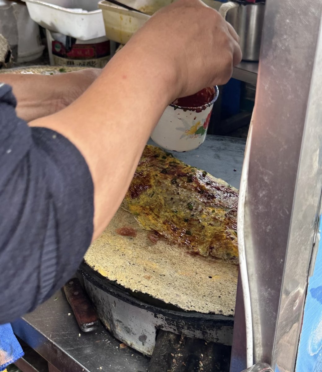 Serdar_ArsLan55's tweet image. "Street food magic! Crispy fried dumplings + steaming hot soup = perfect quick bite.  #StreetFoodLovers #QuickBite"