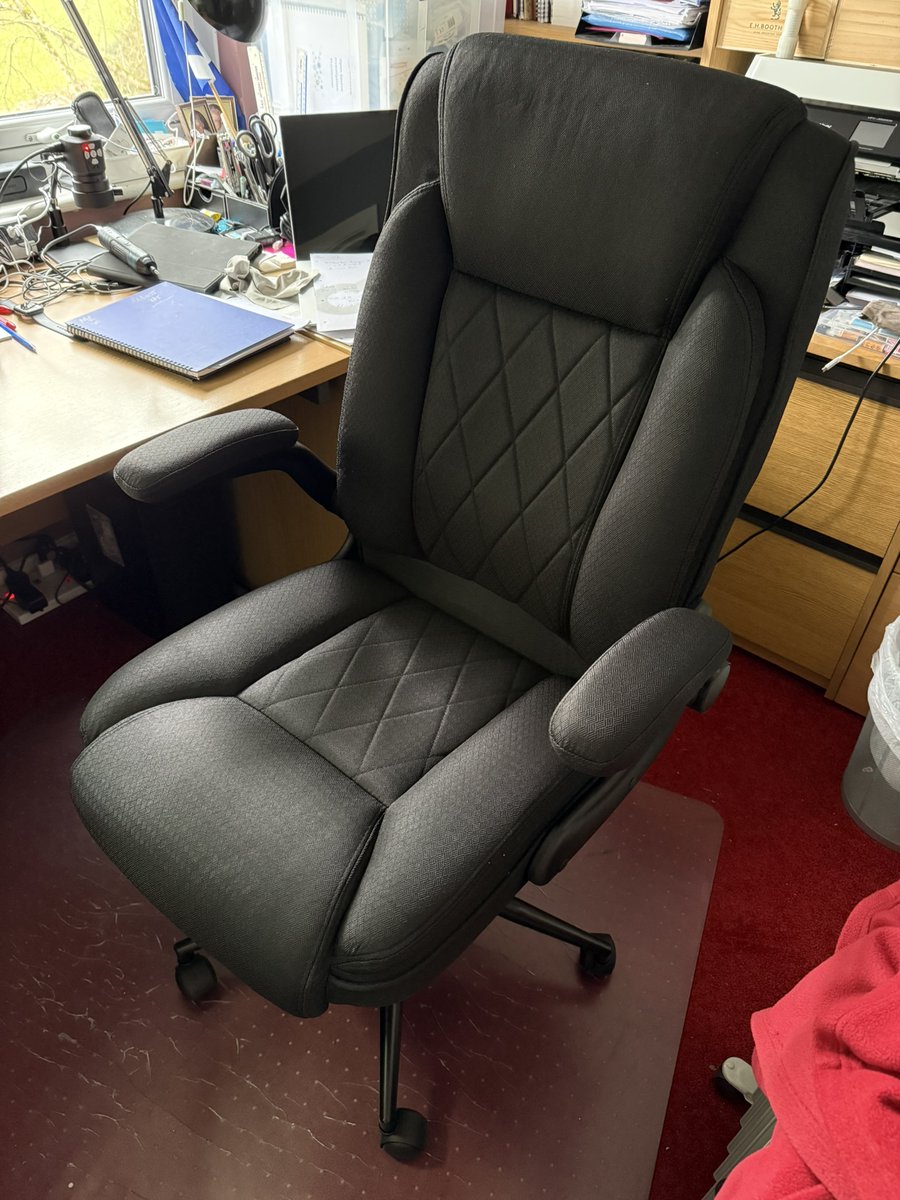 FionaSmith989's tweet photo. New chair day! https://t.co/8fkjtb6alk