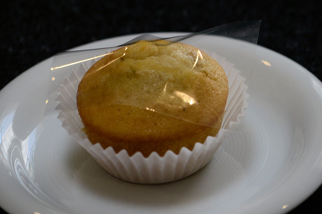 KoubouAZ's tweet photo. 今月からの新作は栗のパウンドケーキ。250円。材料の栗が無くなるまでの期間限定になります。試してみたい人はお早めに。　#工房A・・・Z #工房あず https://t.co/lFCdM1FbFV