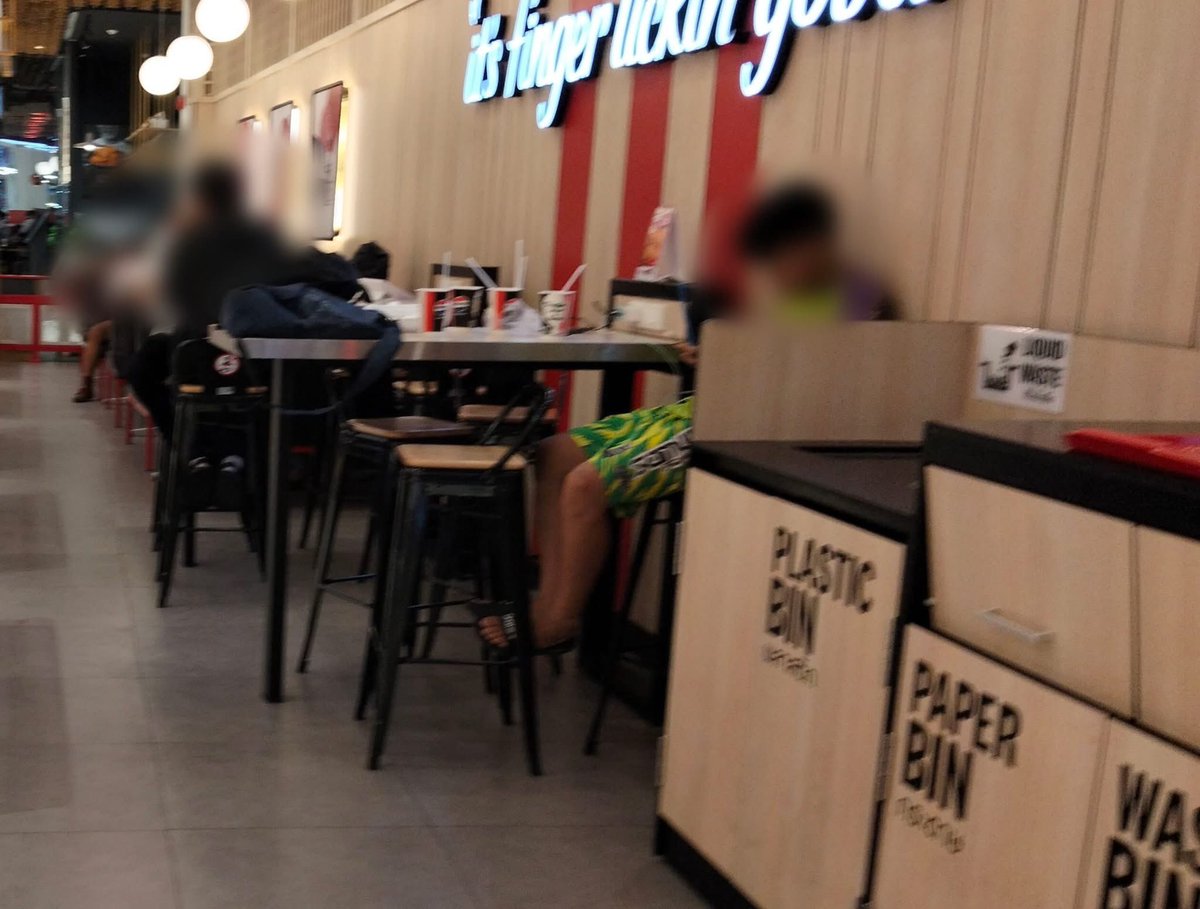 จงวิเคราะห์🤔

พอดีอยากจะสอบถามพฤติกรรมของเด็กๆในร้านKFC สาขาเดอะมอลล์...ว่ามันสมควรมั้ยและควรจะจัดการยังไงดี

ในภาพมีน้องๆมากันเป็นกลุ่มนักฟุตบอลประมาณ 4-5 คนทำการซื้อน้ำรีฟีลของร้านมาอย่างเดียวแล้วซื้อข้าวจากด้านนอกมานั่งกินตรงโต๊ะของร้านที่มีปลั๊กเสียบชาร์จแบต