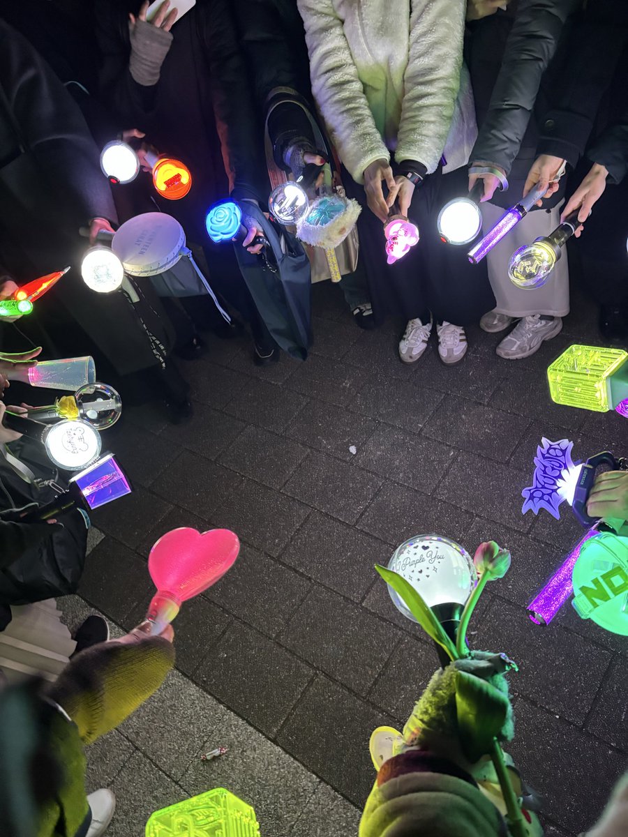 asu_wak's tweet photo. 平和を願う光🕊️今まで憲法審査会や官邸にメールを送り続けながら、私の思いとは逆の方向に進んでいく現政権に不安しかなく、、勇気を出して、国会前に。同じ思いの方々とともに声をあげられて、心強く励まされました🥹どんどん増えるペンラの輪がとてもあたたかくて綺麗でした🥰✨#平和憲法を守る0310 https://t.co/gSLmRwJBQS