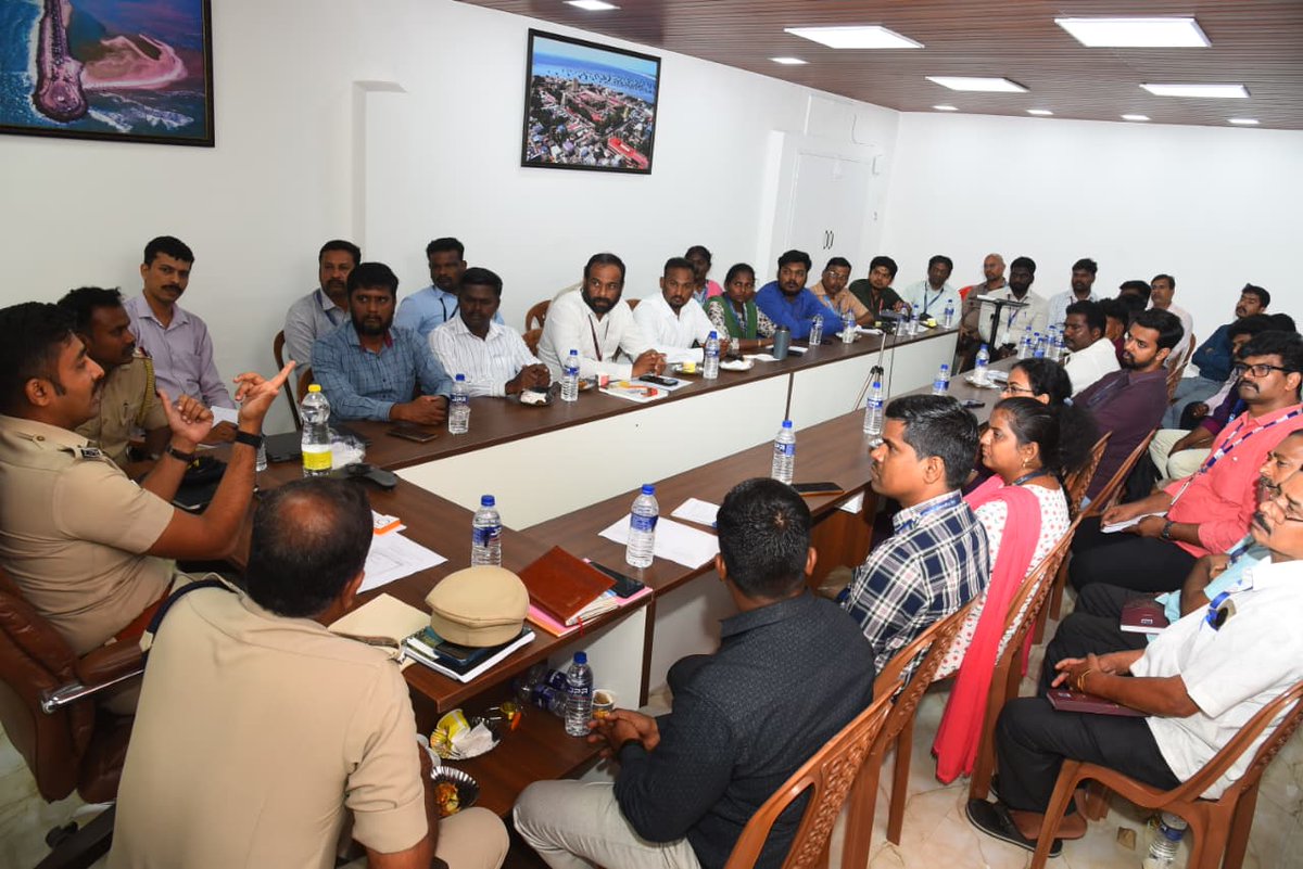 இராமநாதபுரம் மாவட்ட காவல் அலுவலகத்தில், மாவட்ட காவல் கண்காணிப்பாளர் திரு.G.சந்தீஷ்.IPS., அவர்கள் தலைமையில், மாவட்டத்தில் உள்ள அனைத்து வங்கி மேலதிகாரிகளுடன் சைபர் கிரைம் குற்றங்களைத் தடுக்கும் நடவடிக்கைகள் குறித்து கலந்தாய்வு கூட்டம் நடைபெற்றது.