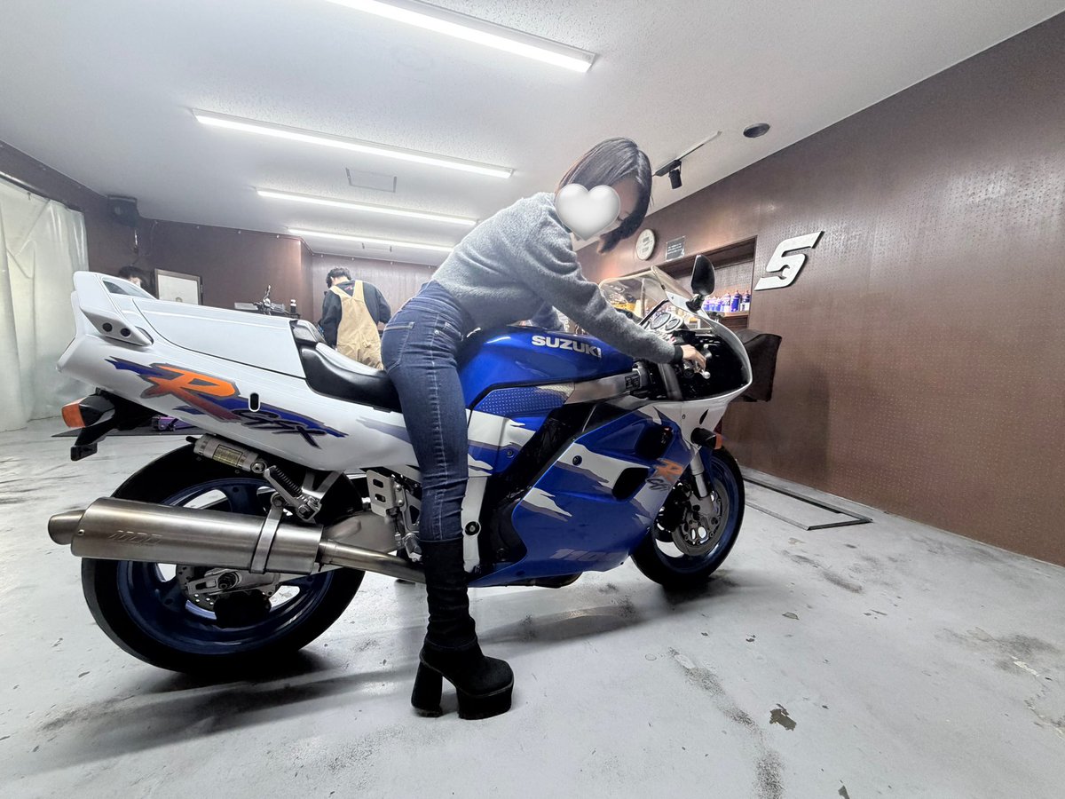 suzu_roadster's tweet photo. スズ菌感染しちゃいそう…🦠

てことで大型1台目に 1994年式GSX-R1100（逆車フルパワー）
お迎えしました🏍️💕💕

免許取得前に増えていく乗り物たち…😂 https://t.co/yi8D1DdPT5