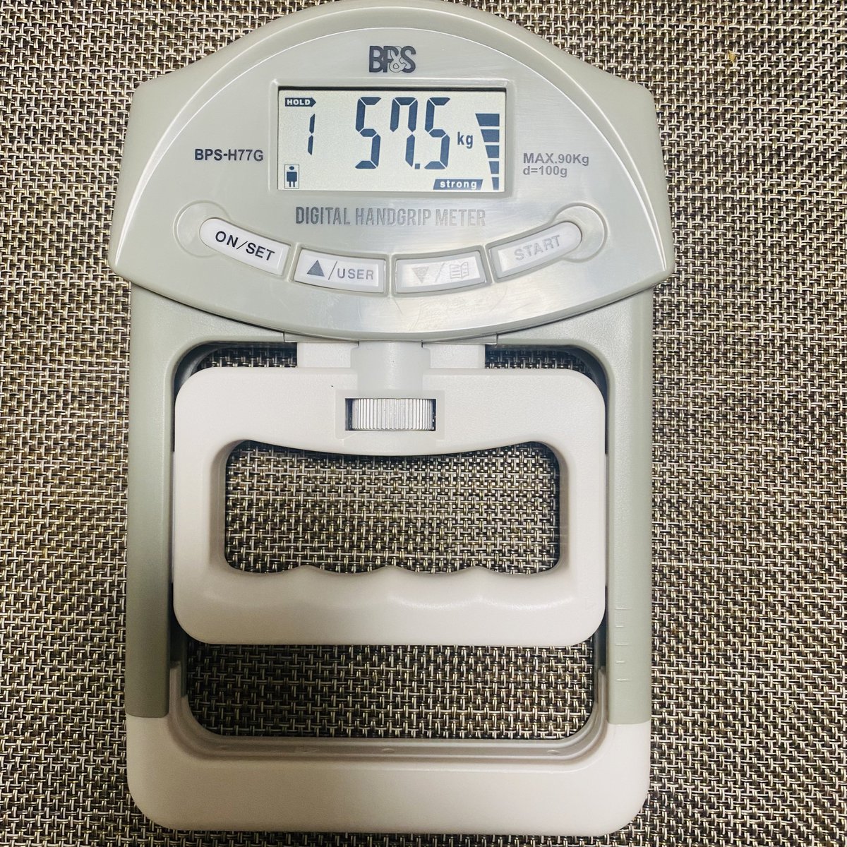 usa_dash's tweet image. トレと健康を考える火曜💪✨

仕事忙しくジム解約をしせめてもの思いで購入したNO.2 (NO.1はガッシャン出来るようになった)

10×3セットを週4回ほど営業車の移動中に行う日々

25年7月29日から続けて今こんな数値です。

右:59.2kg
左:57.5kg

トレーニーのみんなの握力ってどんな感じなんやろね。