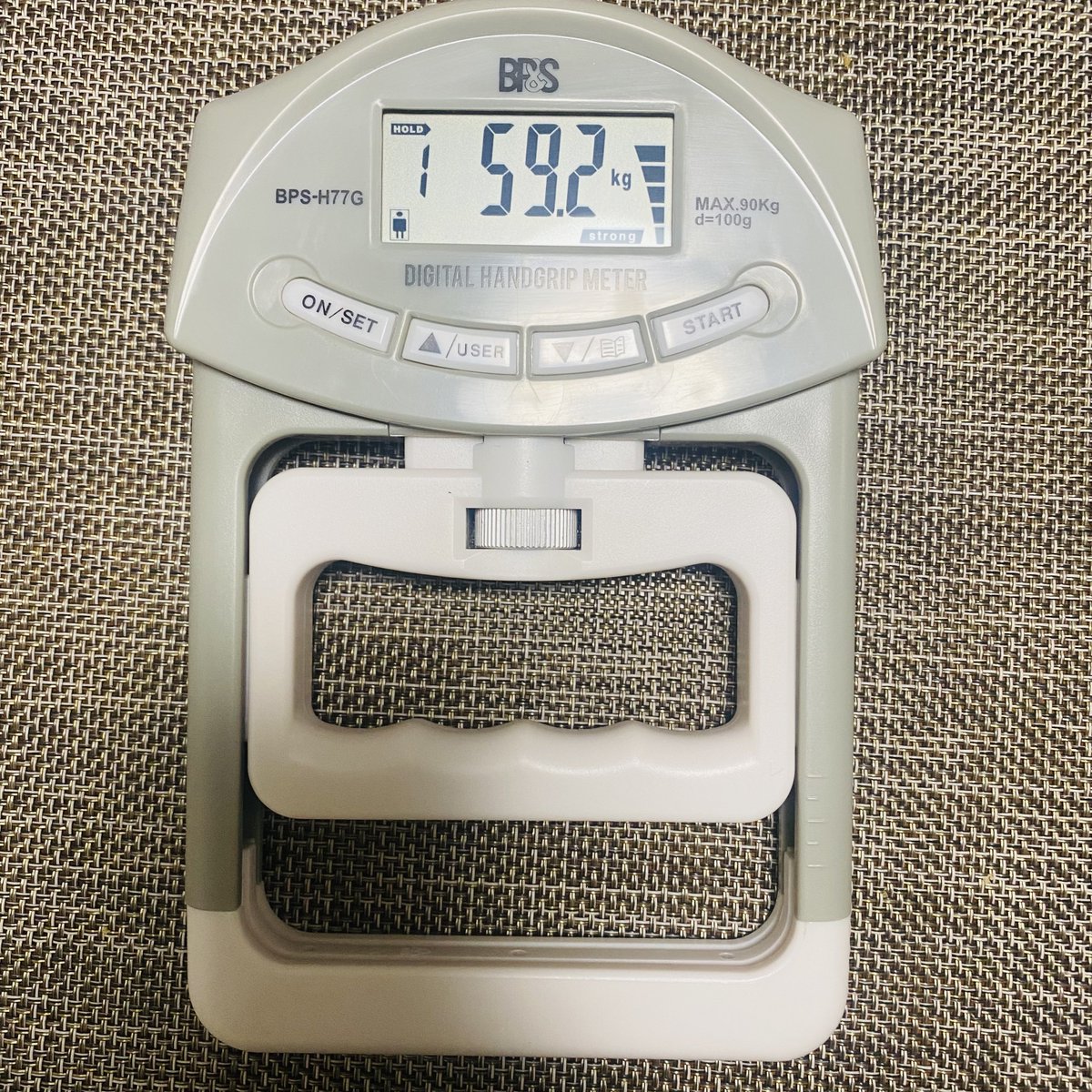 usa_dash's tweet image. トレと健康を考える火曜💪✨

仕事忙しくジム解約をしせめてもの思いで購入したNO.2 (NO.1はガッシャン出来るようになった)

10×3セットを週4回ほど営業車の移動中に行う日々

25年7月29日から続けて今こんな数値です。

右:59.2kg
左:57.5kg

トレーニーのみんなの握力ってどんな感じなんやろね。
